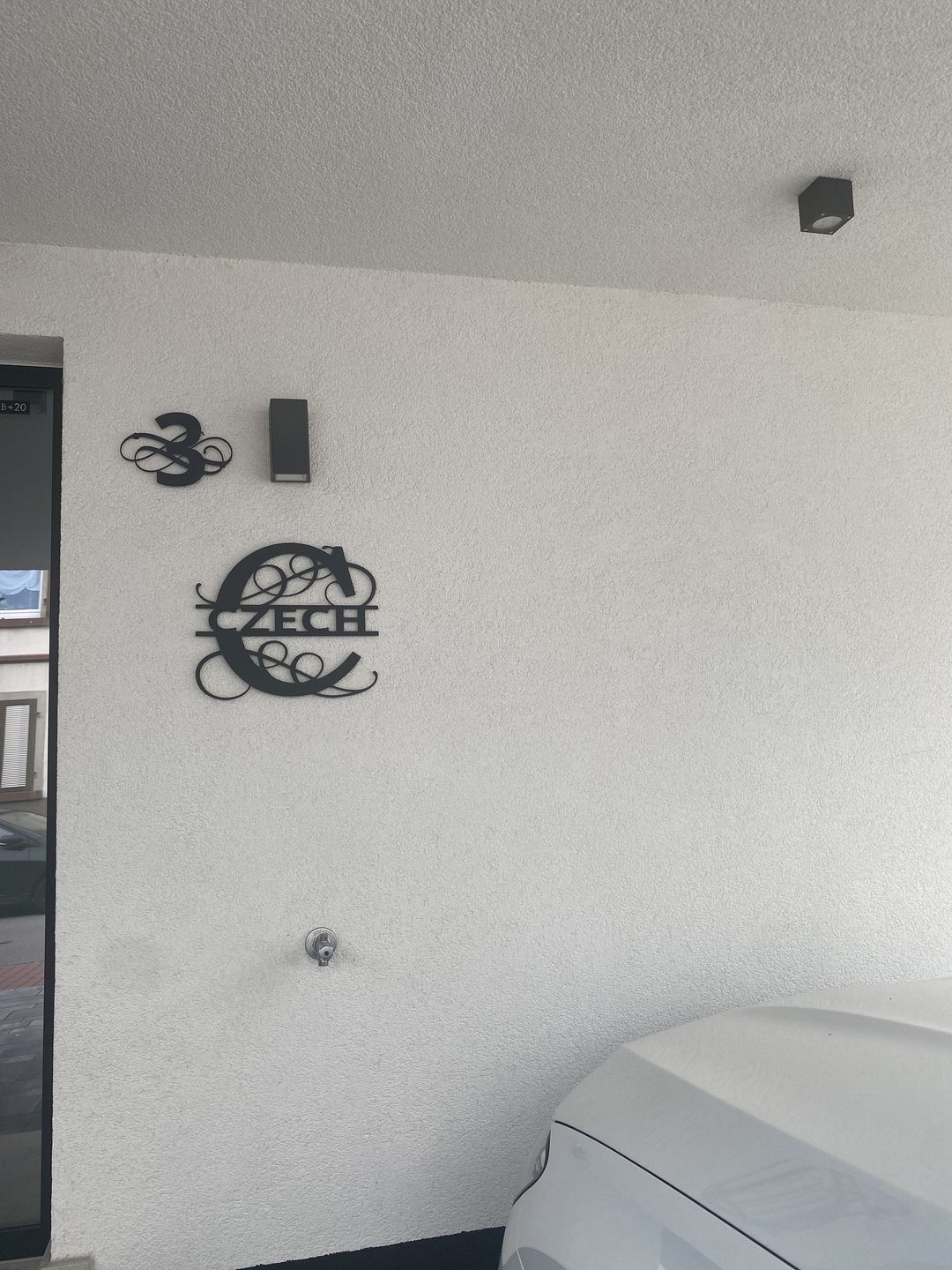 Customer photo review of Hausnummer "Ornamental Style" passend zum Hausnummern-Monogramm (personalisierbar)