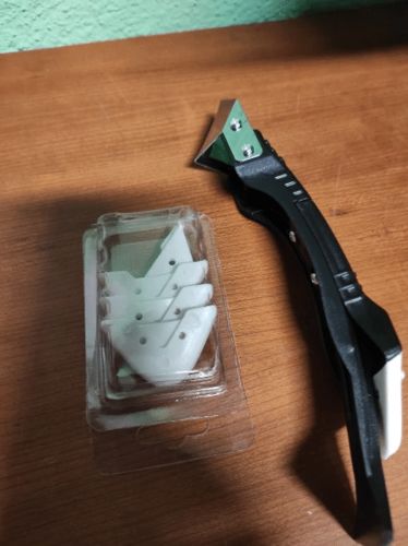 Customer photo review of EZHOME™ 3-in-1 Glass Glue Angle Scraper