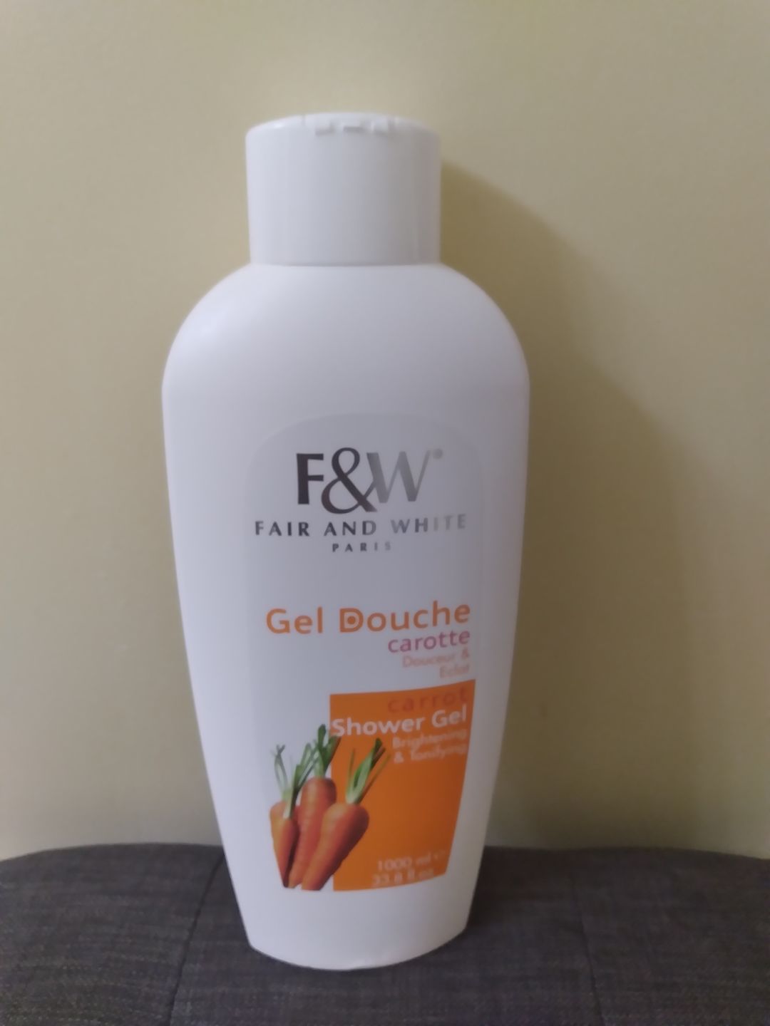 Customer photo review of Fair and White Carrot Shower Gel With Pomegranate And Melon Extracts (Jumbo-1000ml / 33.81 fl Oz)