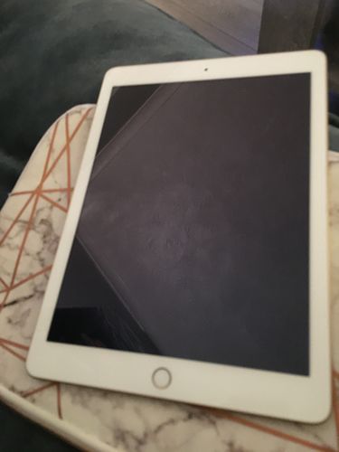 Customer photo review of Apple iPad 9.7 (5th Gen) 32GB WiFi Gold - Refurbished Good