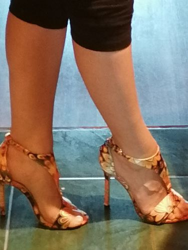 Customer photo review of Peacock Feather Print T-Strap Thin Heeled Sandals