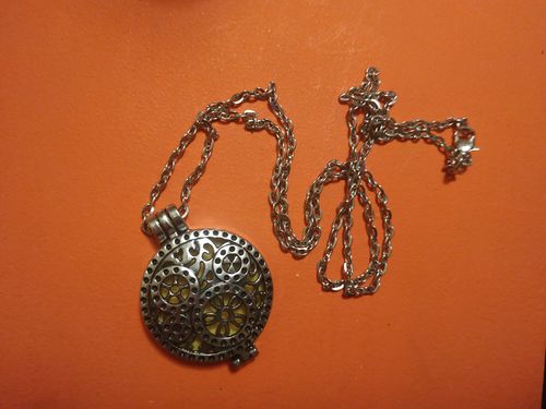 Customer photo review of Collier pendentif diffuseur d'huiles essentielles - 9 modèles disponibles