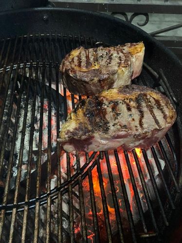 Reseña con foto de un cliente sobre Rib Eye Steak Holstein