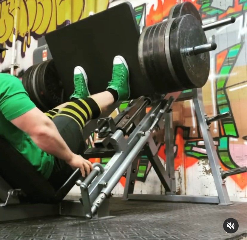 Customer photo review of Strength Shop Thor Knee Sleeves - Double Ply