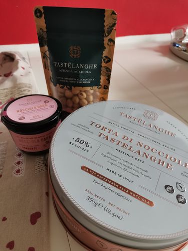 Customer photo review of Torta di Nocciole Tastëlanghe + Crema di Nocciole + Confezione Nocciola "Tostata"