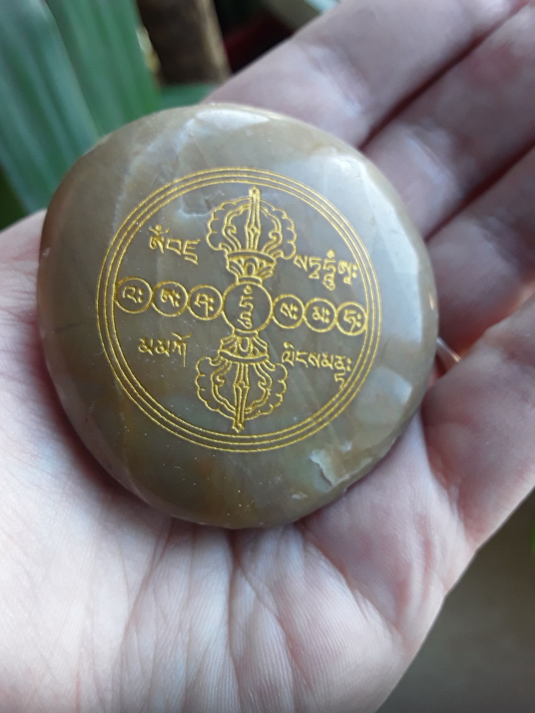Customer photo review of Pierre sacrée du mont Kailash (Yarlung Tsangpo) - gravée du mantra de Namgyalma A-Ah-Sha-Sa-Ma (ou du mantra de Chenrézi).