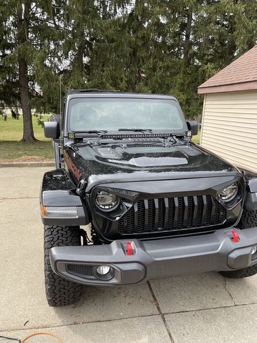 Customer photo review of Vader Grille w/ Mesh - Glossy Black for 18-21 Jeep Wrangler JL & Gladiator JT