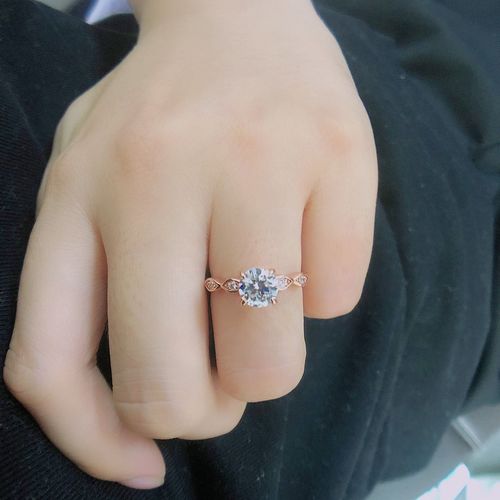 Customer photo review of Louily Rose Gold Round Cut Engagement Ring