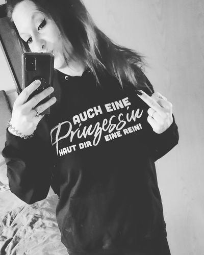 Customer photo review of Auch eine Prinzessin haut dir eine rein. - Words on Shirt  - Unisex Kapuzenpullover Hoodie