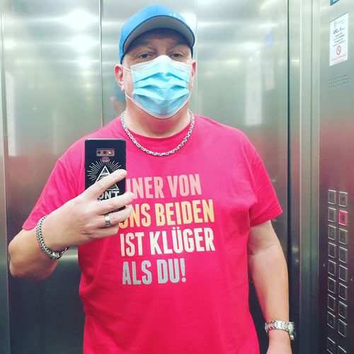 Customer photo review of Einer von uns beiden - Words on Shirts  - Übergrößenshirt