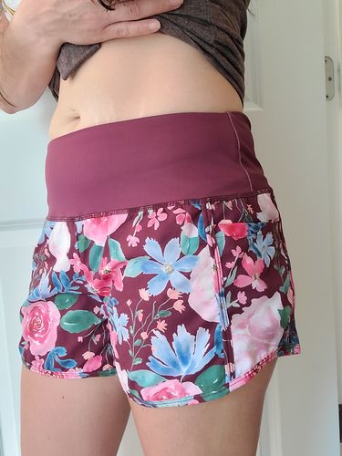 Customer photo review of Elite Shorts - 3.5'' - Maroon Floral