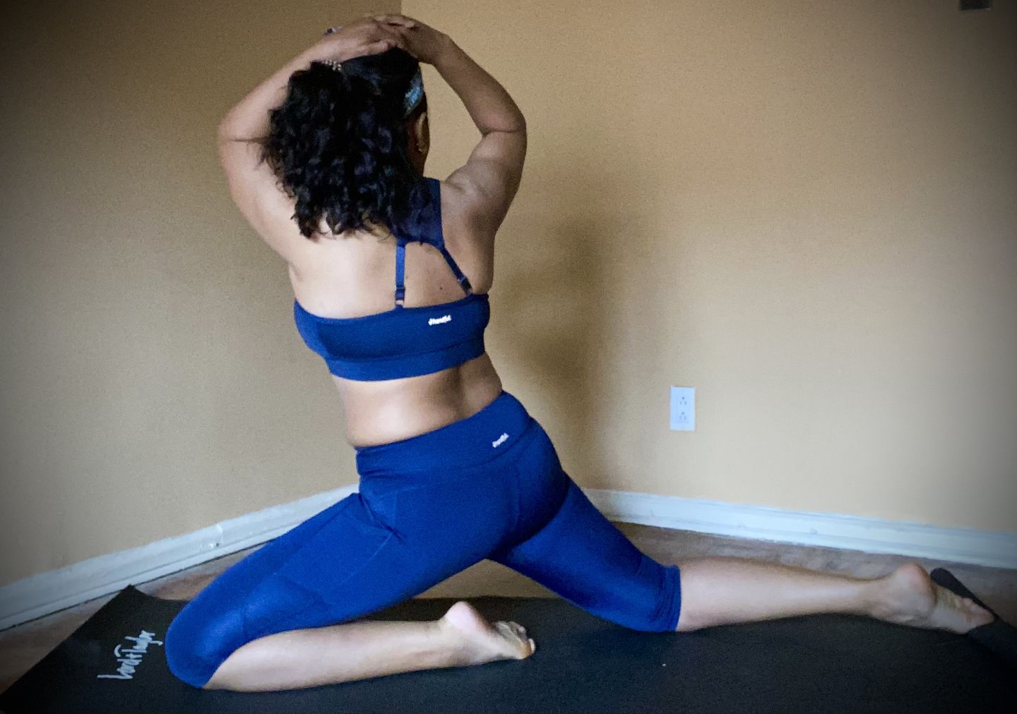 Customer photo review of Wi-Thi Mid-Rise Pocketed Crop Legging – Night Swim Navy