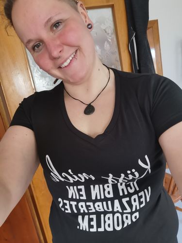 Customer photo review of Küss mich - verzaubertes Problem  - V-Neck Damenshirt