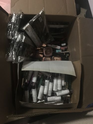 Customer photo review of Liquidacion Caja Surtida Loreal - Maybelline - NYX - Venta al Por Mayor 130PZS (LMYX)