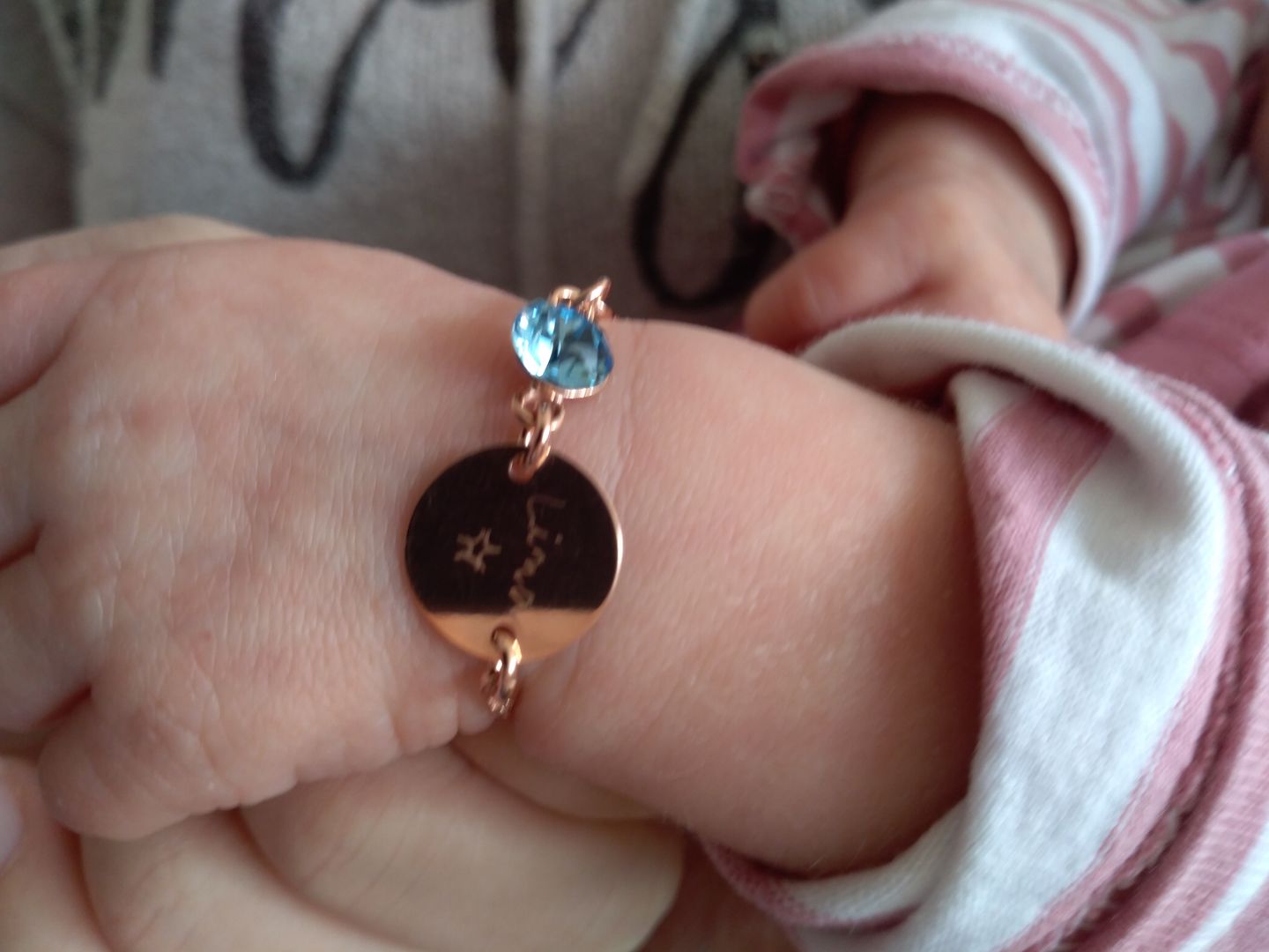 Customer photo review of Baby Armband mit Geburtsstein und Gravur rund