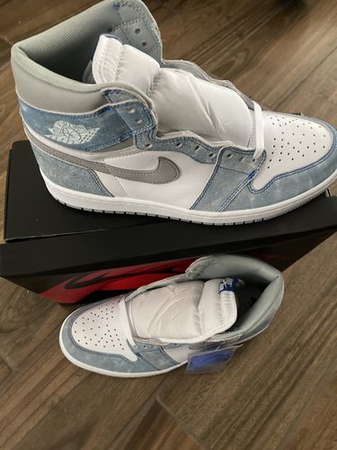 Customer photo review of Air Jordan 1 Retro High OG 'Hyper Royal Pre Order