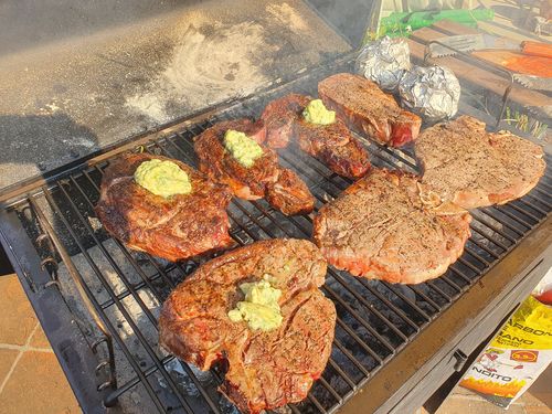 Reseña con foto de un cliente sobre Rib Eye Steak Holstein