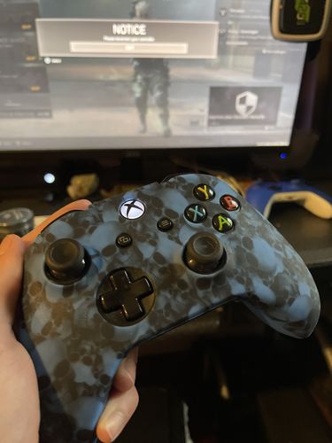 Customer photo review of Blue Skulls - XBOX One Controller Skin