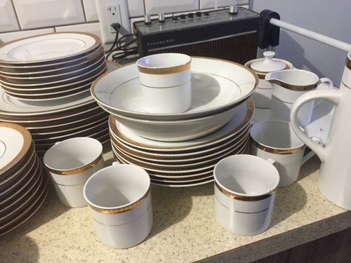 Customer photo review of Bone China Gold 20 Piece Dinnerware Set