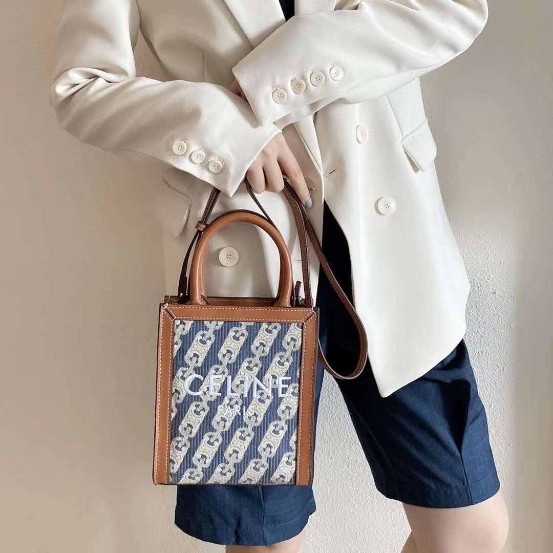 Customer photo review of 【セリーヌ】累積売上総額第１位！ミニ★バーティカル・カバ・トリオンフ