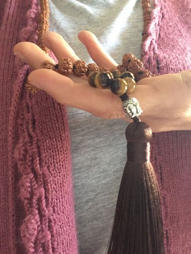 Customer photo review of Japa Mala -Rudraksha & Ojo de Tigre- 108 Cuentas anudadas