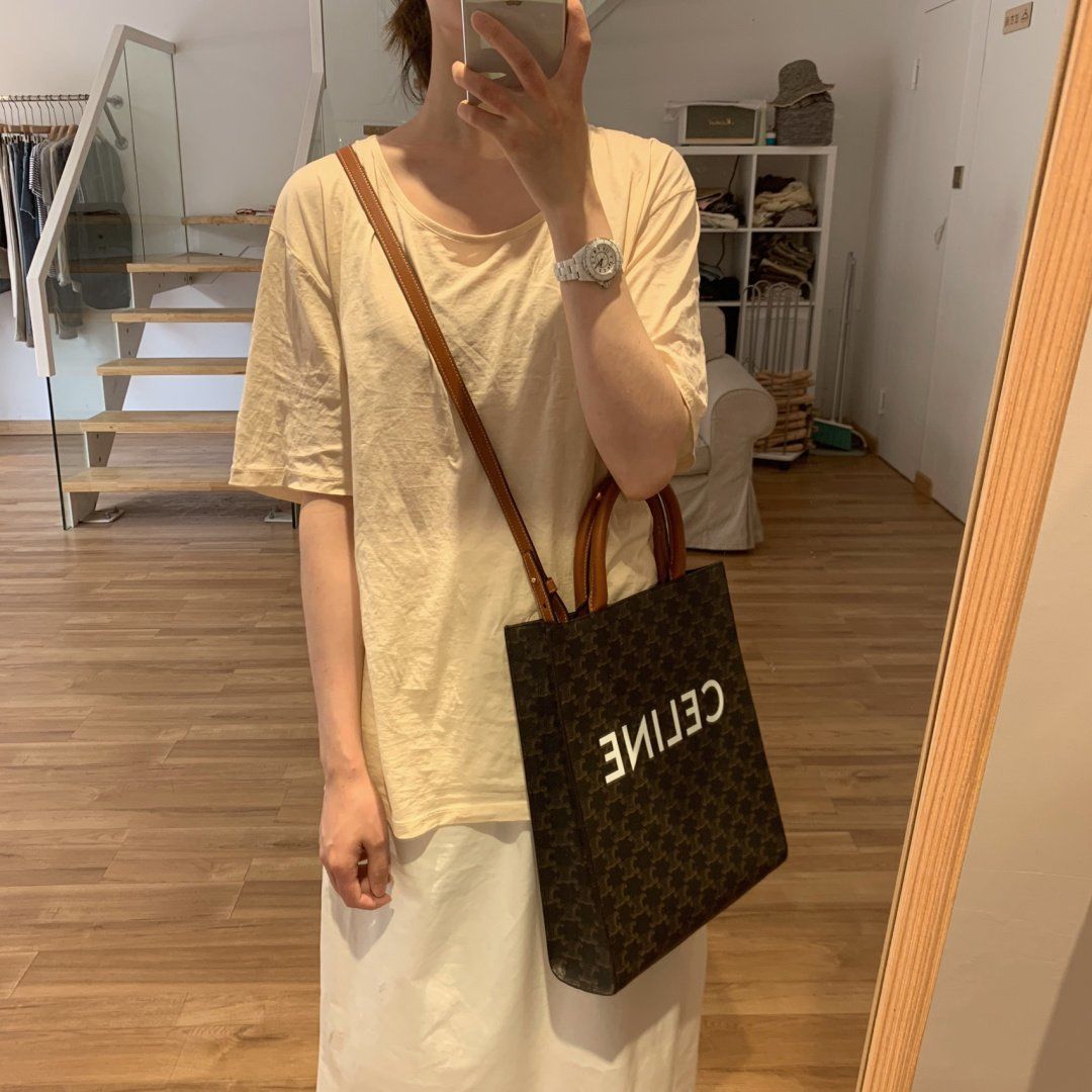 Customer photo review of 【セリーヌ】累積売上総額第１位！ミニ★バーティカル・カバ・トリオンフ