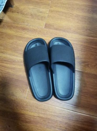 Customer photo review of Vespani Extreme Comfort Slippers