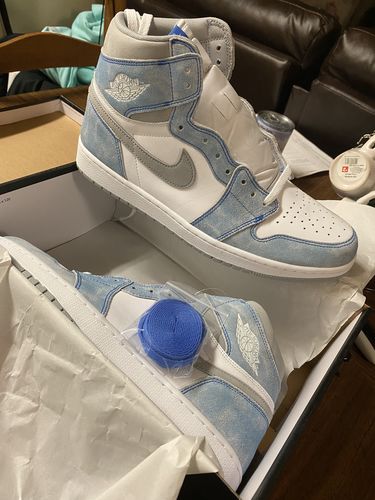 Customer photo review of Air Jordan 1 Retro High OG 'Hyper Royal Pre Order