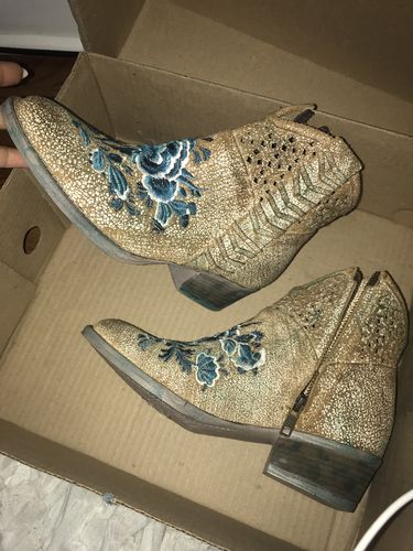 Customer photo review of Circle G Ladies Camel Turquoise Floral Embroidery Woven Booties Q0127
