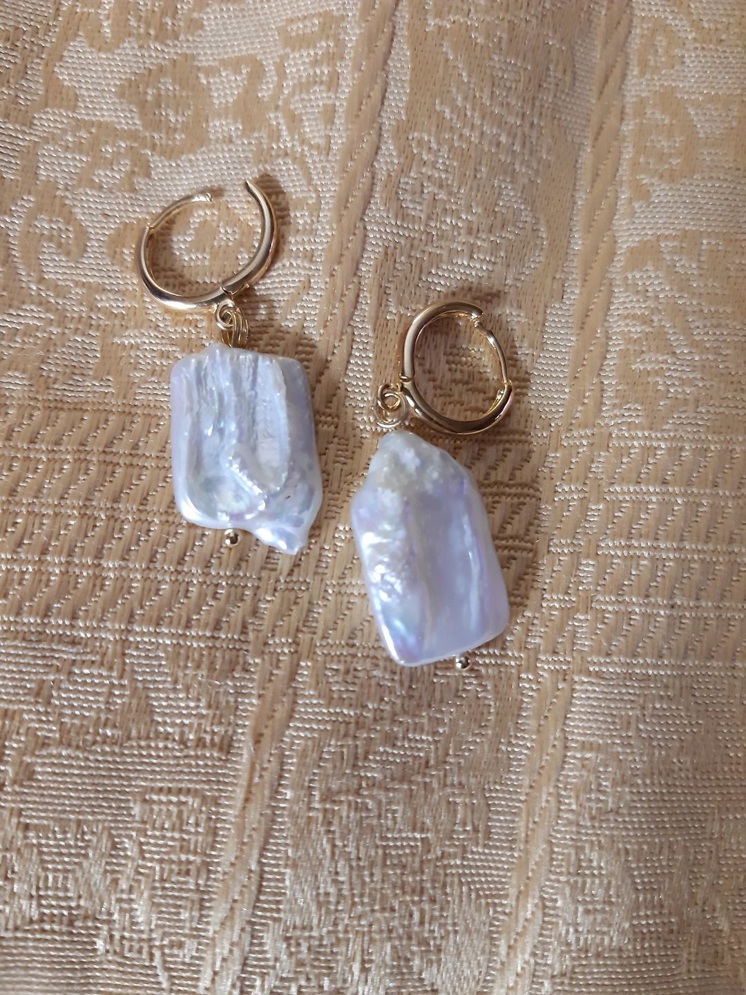 Customer photo review of Perla Barroca Huggie Drop
