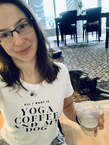 Customer photo review of 100% Organic Damen Shirt »All I want is Yoga, Coffee and my Dog«
