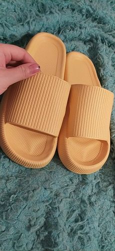 Customer photo review of Vespani Extreme Comfort Slippers
