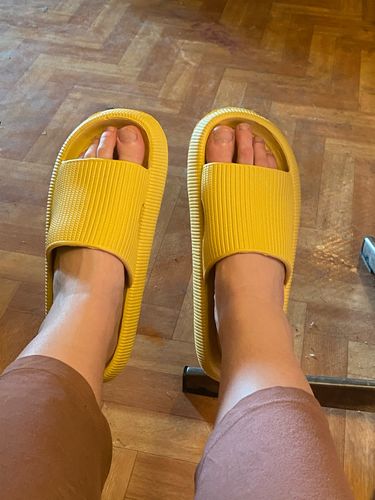 Customer photo review of Vespani Extreme Comfort Slippers