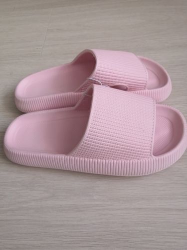 Customer photo review of Vespani Extreme Comfort Slippers
