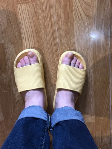Customer photo review of Vespani Extreme Comfort Slippers