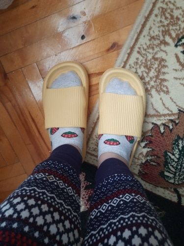 Customer photo review of Vespani Extreme Comfort Slippers