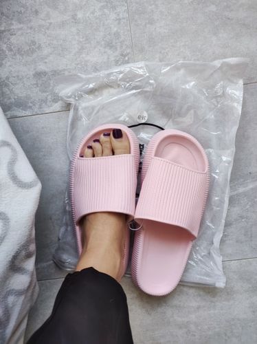 Customer photo review of Vespani Extreme Comfort Slippers