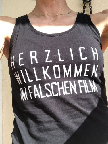 Customer photo review of Herzlich willkommen im falschen Film  - Frauen Tanktop