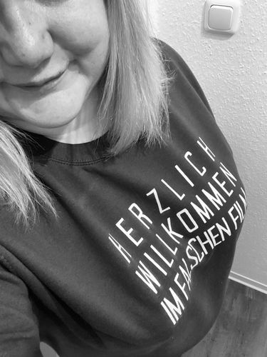 Customer photo review of Herzlich willkommen im falschen Film  - Unisex Pullover