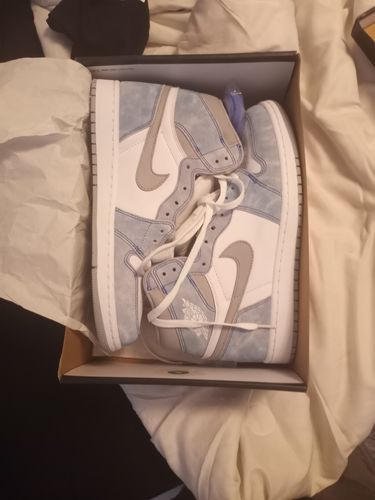 Customer photo review of Air Jordan 1 Retro High OG 'Hyper Royal  Pre Order