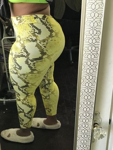 Customer photo review of Lemon Bite High Waist Scrunch Leggings