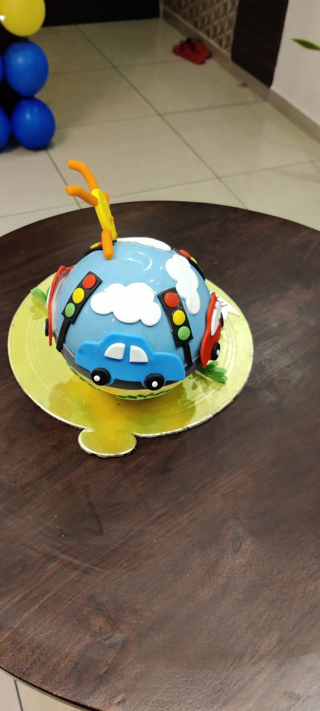 Customer photo review of Car Round Pinata Cake