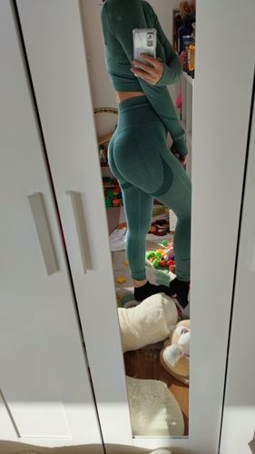 Customer photo review of Excite Seamless Leggings & Longsleeve Set