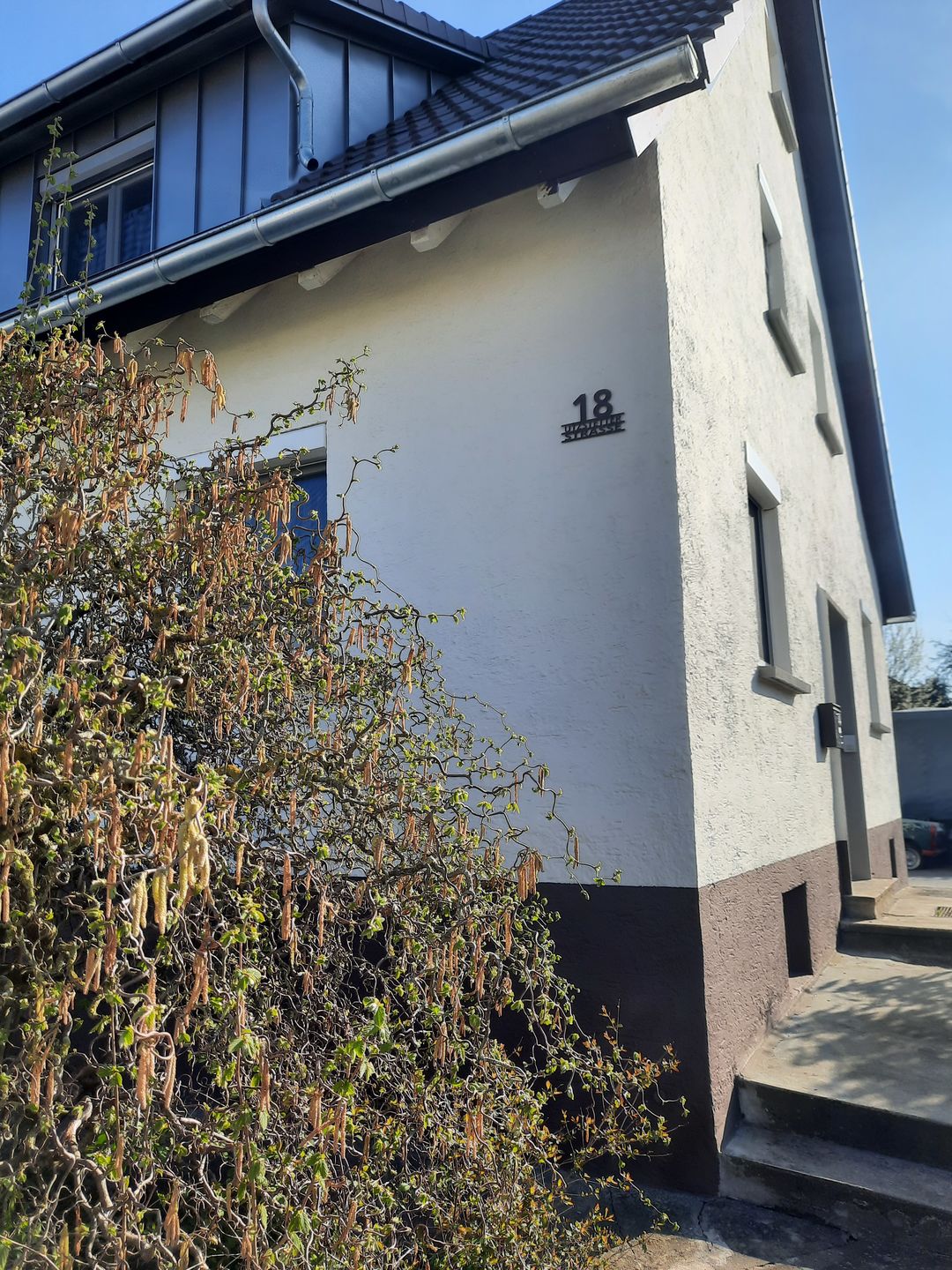 Customer photo review of Hausnummer "Modest Art" zweizeilig aus edlem Stahl mit Familiennamen