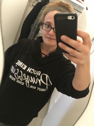 Customer photo review of Auch eine Prinzessin haut dir eine rein. - Words on Shirt  - Unisex Kapuzenpullover Hoodie