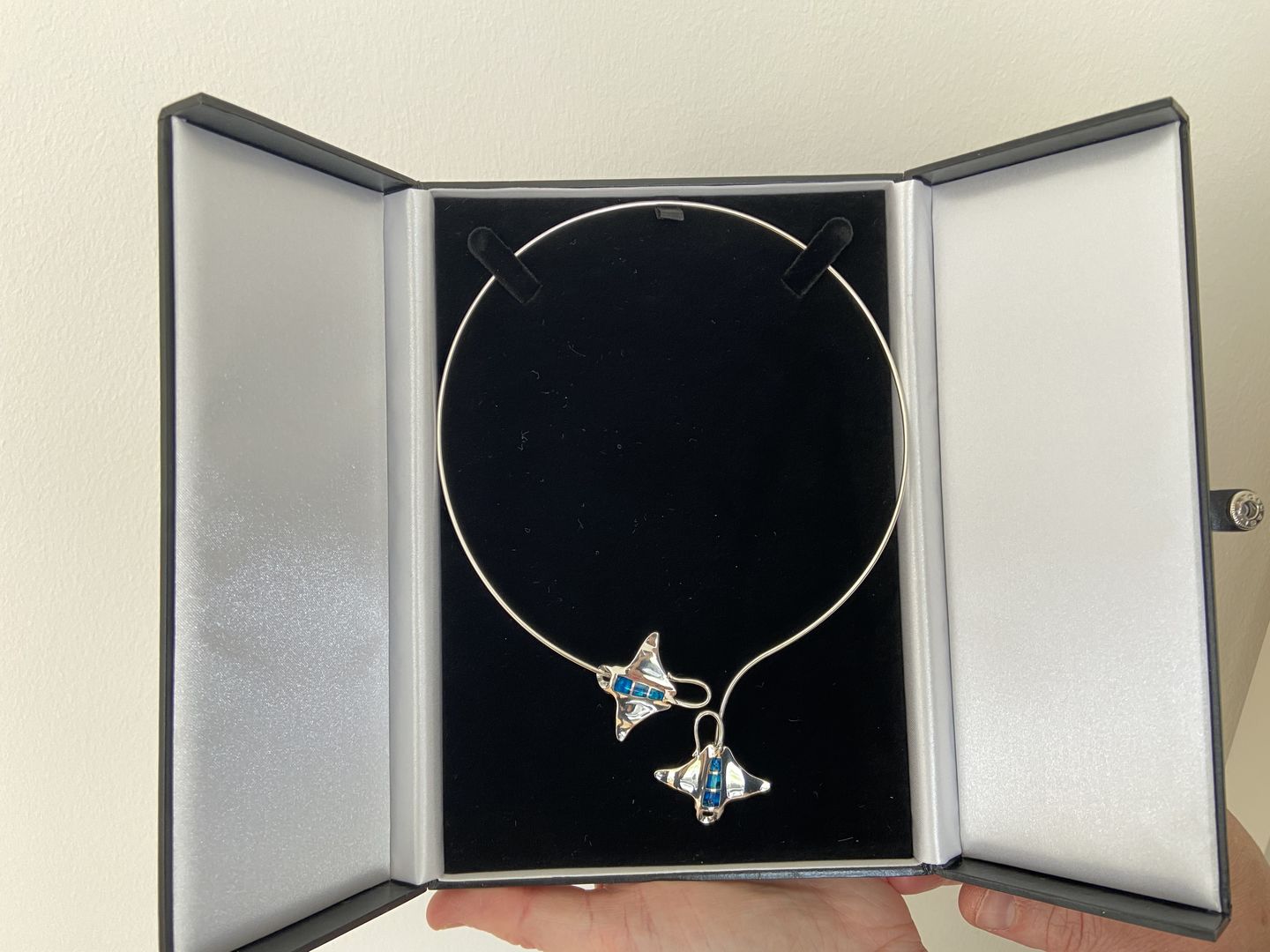 Customer photo review of Peter Stone 925 Real Silver Necklace With Inlaid Manta Ray Wire