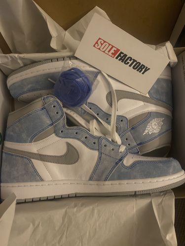 Customer photo review of Air Jordan 1 Retro High OG 'Hyper Royal  Pre Order