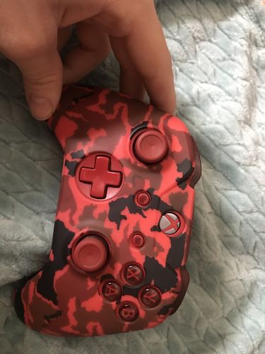 Customer photo review of Crimson Red Camo - XBOX One Controller Skin
