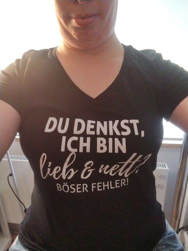 Customer photo review of Du denkst ich bin lieb und nett?  - V-Neck Damenshirt