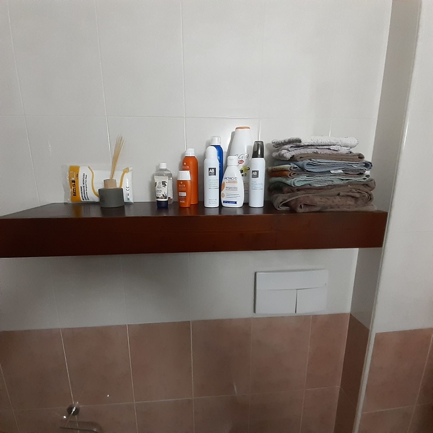 Customer photo review of Mensola sospesa - VENERE - Profondità 15-20-25 cm. Noce Scuro